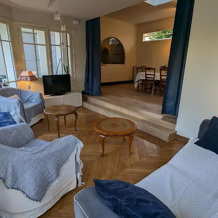 Spacious House With Garden In