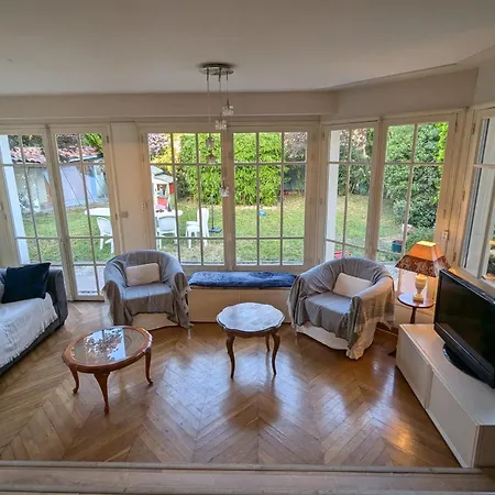 Spacious House With Garden In 펜션