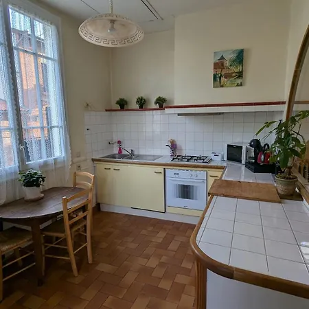 펜션 Spacious House With Garden In *