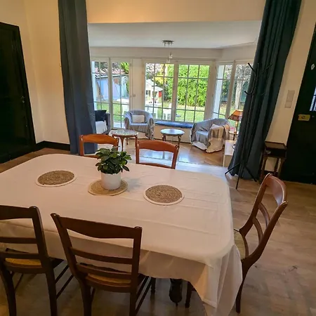 Spacious House With Garden In 펜션